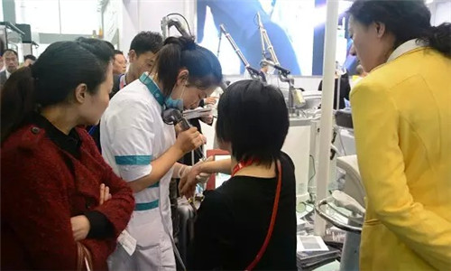 �ꏊ�������F���w�